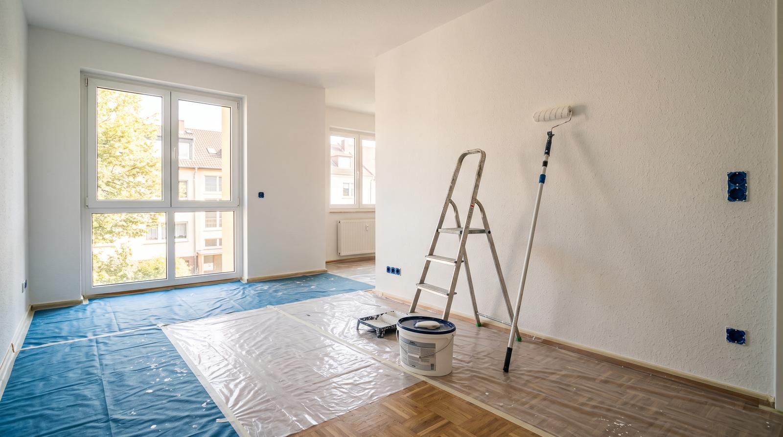 Frisch gestrichener Raum mit Raufasertapete während einer Renovierung in Lüneburg